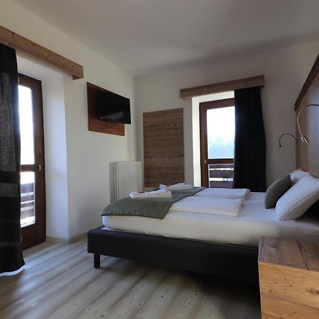 Hotel Alla Rocca Варена Екстер'єр фото