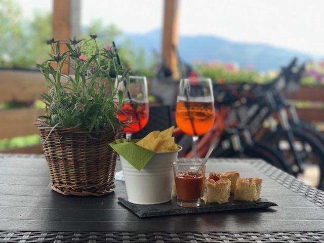 Hotel Alla Rocca Варена Екстер'єр фото