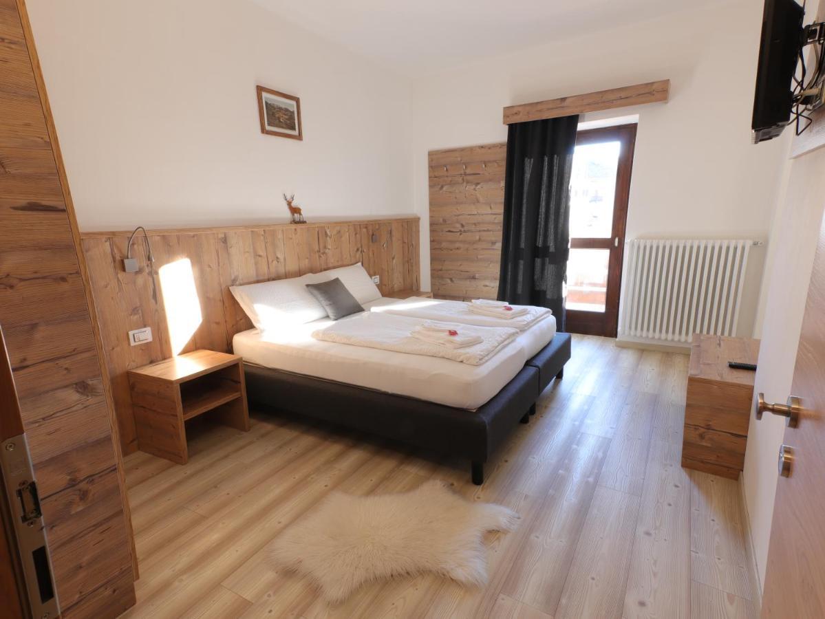 Hotel Alla Rocca Варена Екстер'єр фото