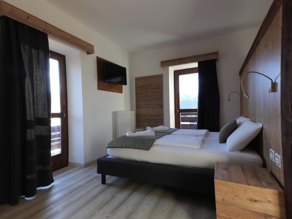 Hotel Alla Rocca Варена Екстер'єр фото