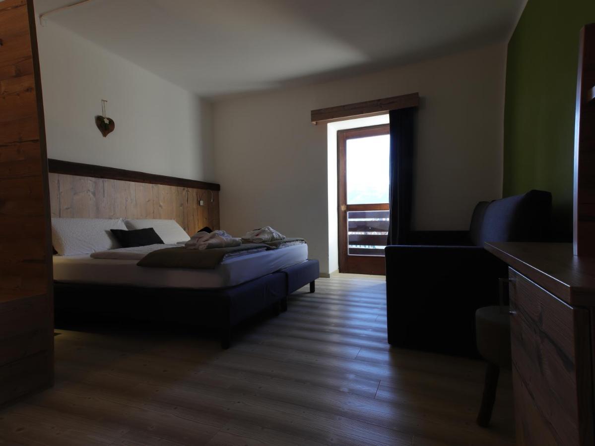 Hotel Alla Rocca Варена Екстер'єр фото