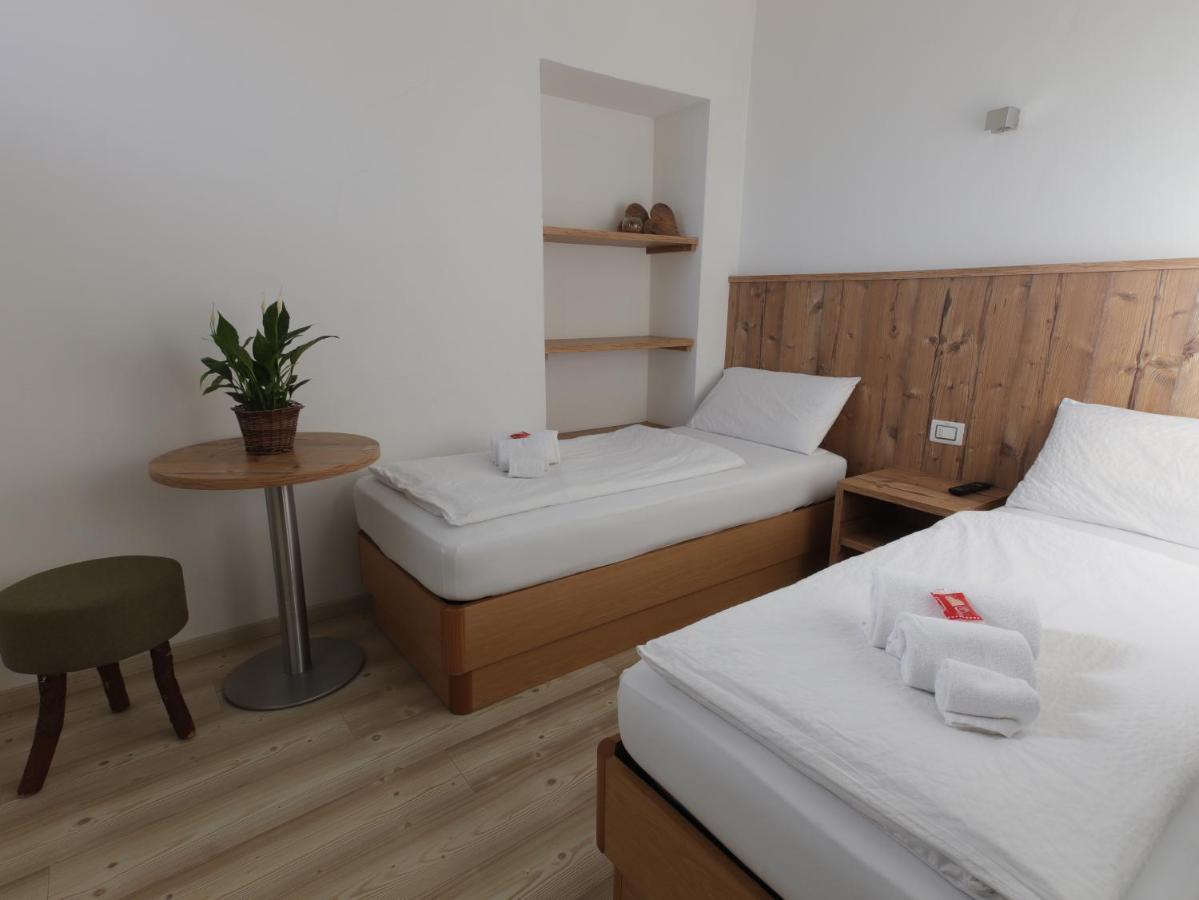 Hotel Alla Rocca Варена Екстер'єр фото