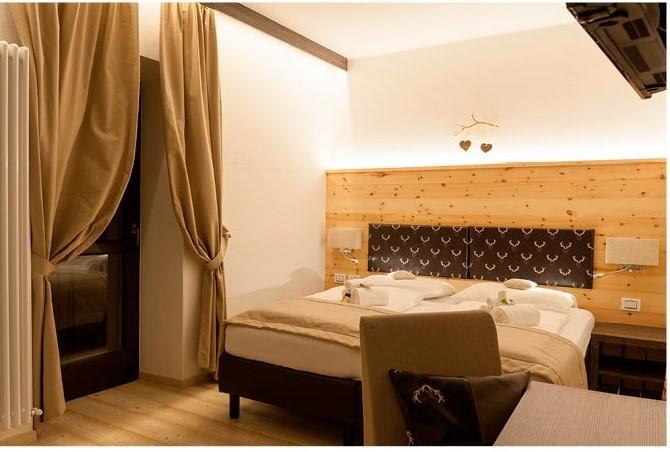 Hotel Alla Rocca Варена Екстер'єр фото