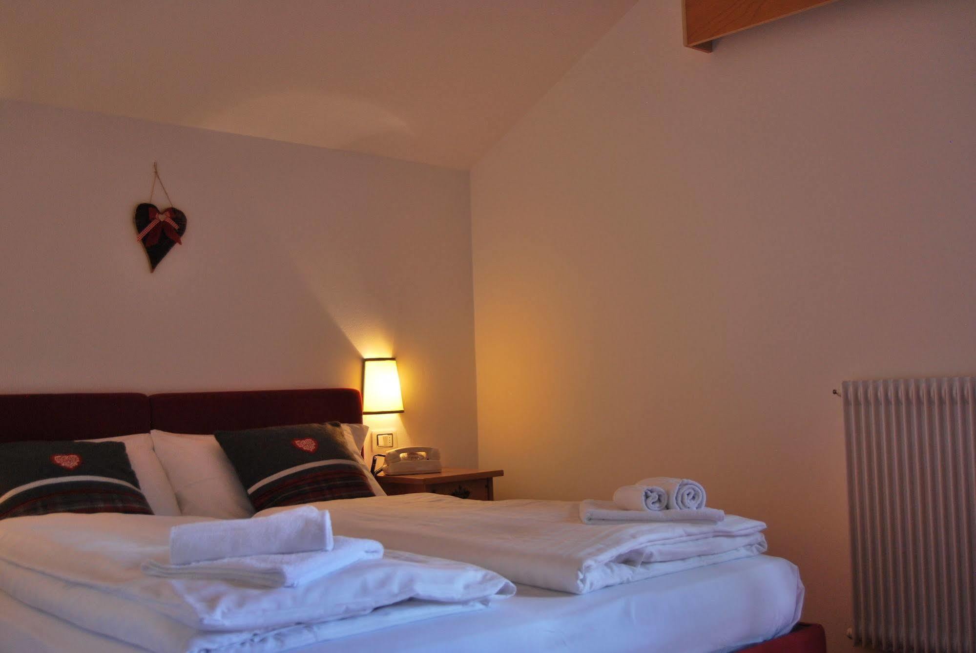 Hotel Alla Rocca Варена Екстер'єр фото