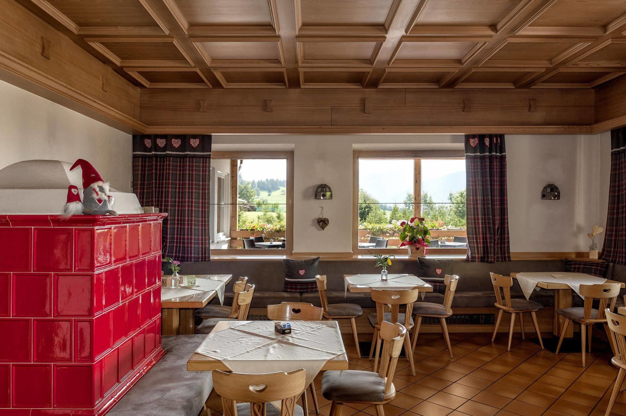 Hotel Alla Rocca Варена Екстер'єр фото