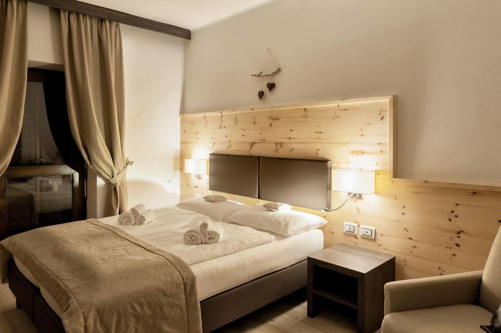 Hotel Alla Rocca Варена Екстер'єр фото