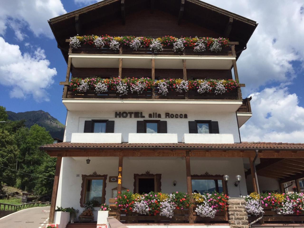 Hotel Alla Rocca Варена Екстер'єр фото